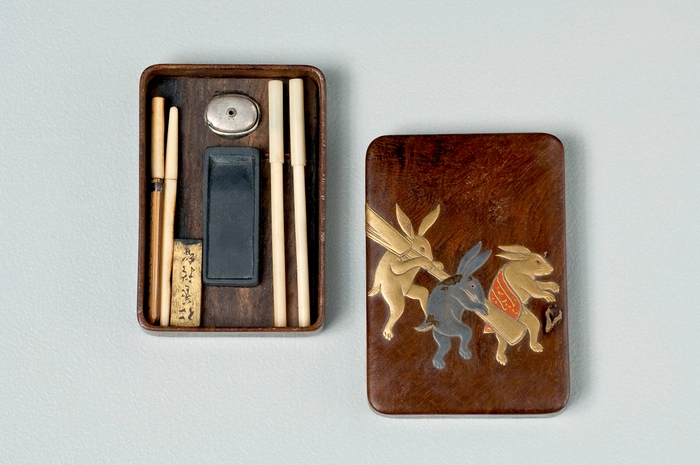 Photo.06 桑兎蒔絵硯箱 4.13×2.91×0.81cm