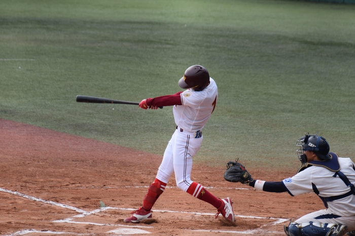 10回表に2点タイムリー二塁打を放つ多和田選手