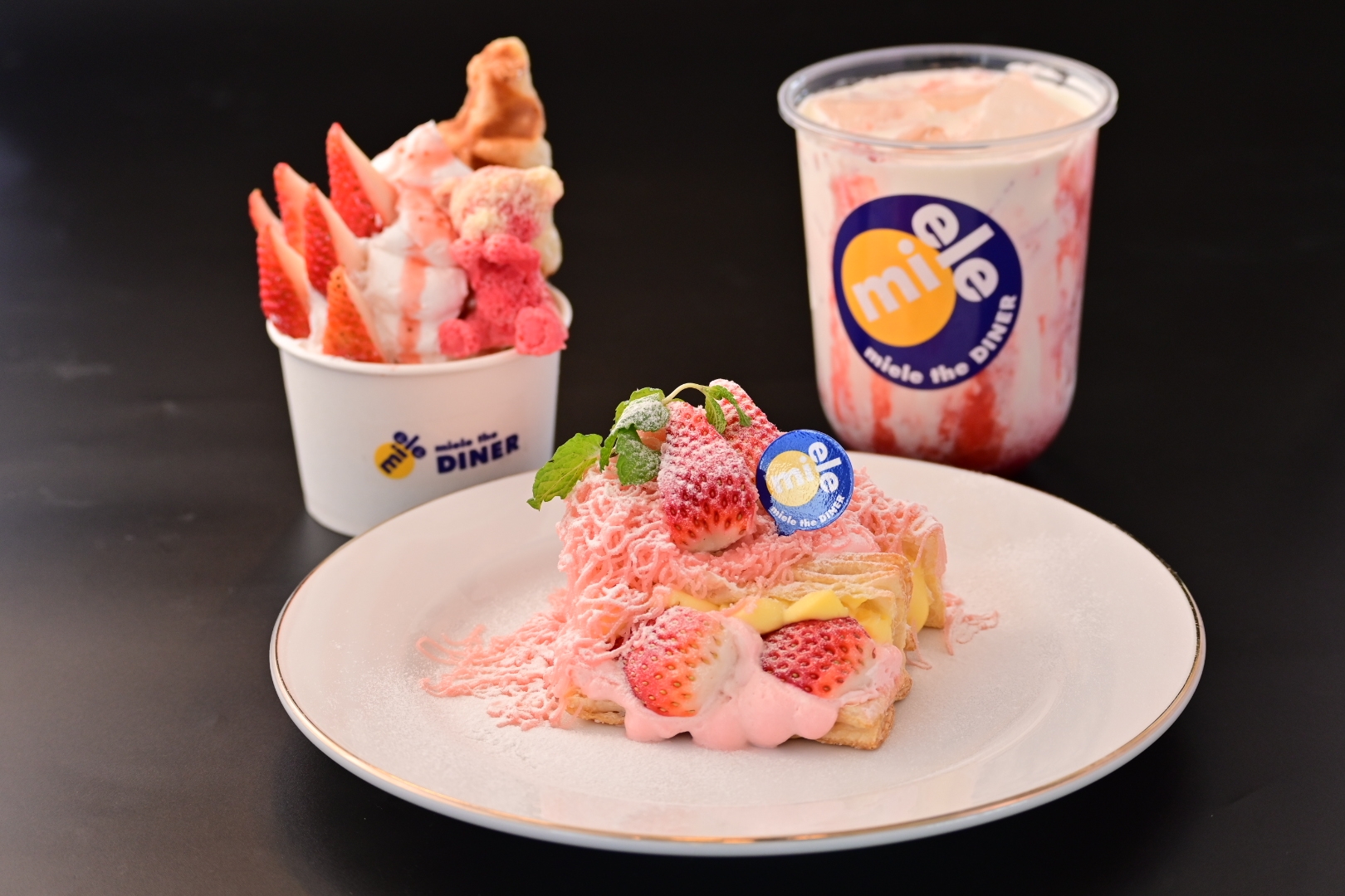 ▲(左)淡路島いちごのDINER’S SANDAE (中央)淡路島いちごミルフィーユのモンブラン仕立て (右)淡路島いちごミルク