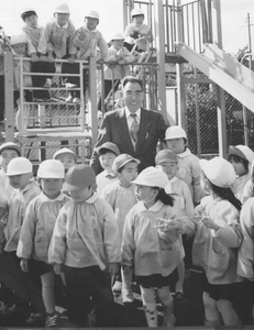 園長だった「ひかり幼稚園」にて子供たちに囲まれる原田氏