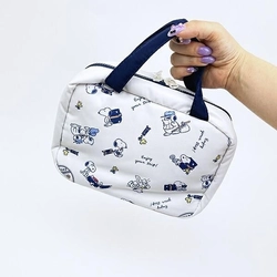 スヌーピーの便利なトラベルアイテムをもってお出かけにでかけませんか？お茶目なデザインで気分もあがるかも。