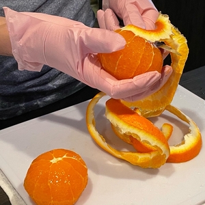 清見オレンジをカット中　