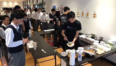 「近大をすすらんか。」四代目店主が母校で「近大まぜそば」を提供　近畿大学附属高校生に起業と挑戦の魅力を発信