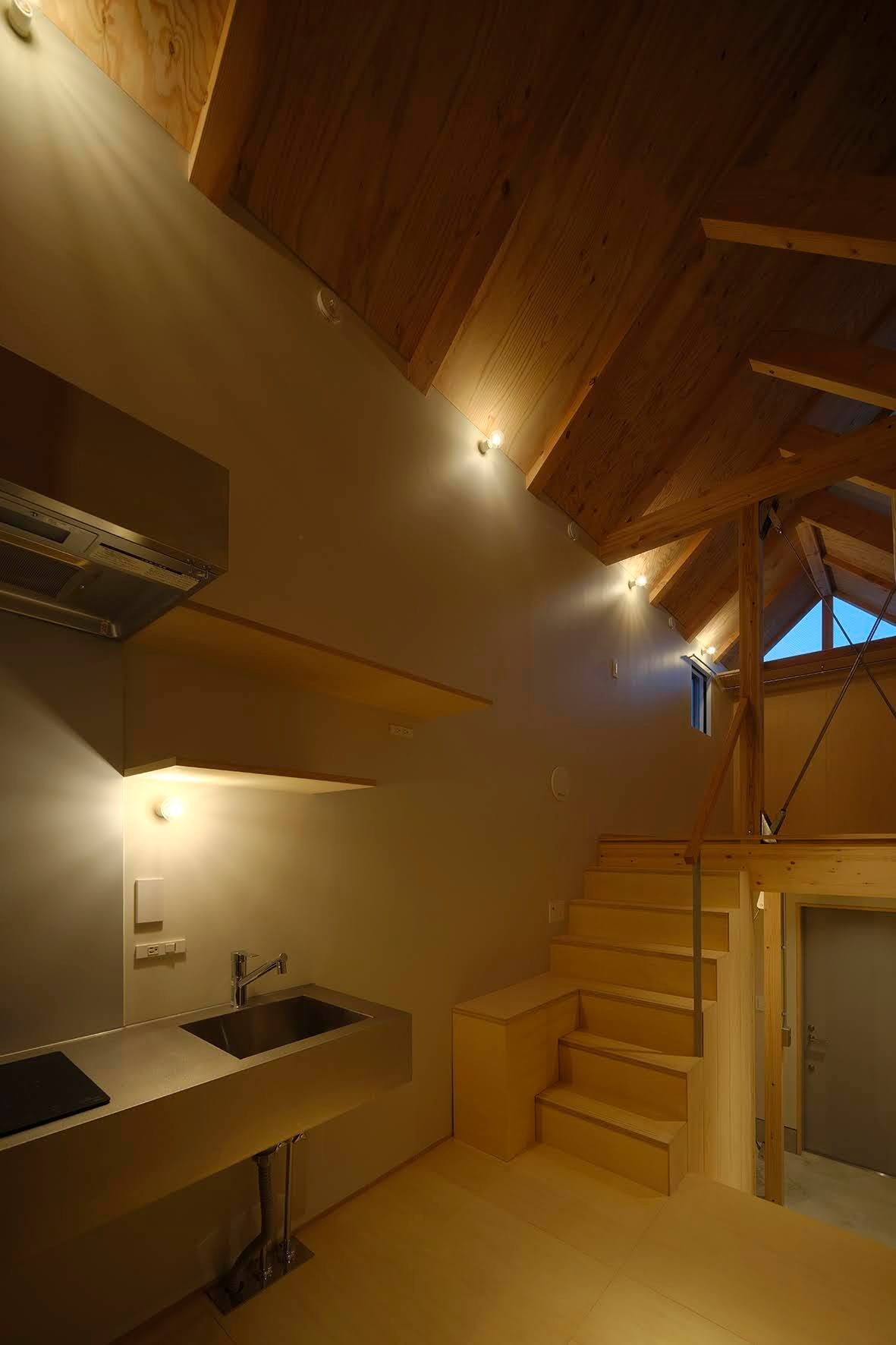 内観/照明点灯(2)(写真:鳥村鋼一)