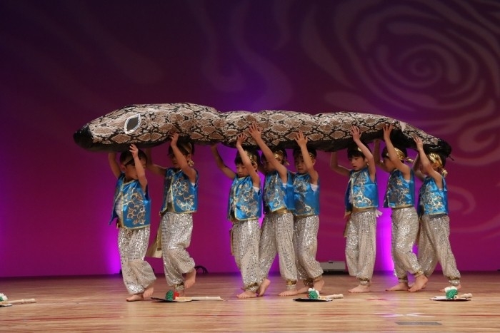 近畿大学九州短期大学附属幼稚園が「令和7年度生活発表会」を開催　園児が広い舞台で照明を浴びながら練習成果を披露