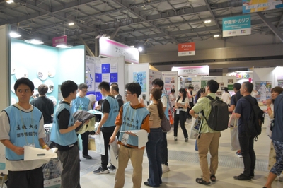 多数の来場者が入場