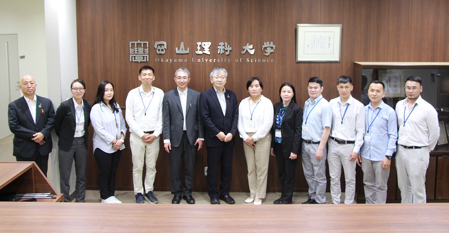 平野学長(中央)らと記念写真に納まるモンゴル研修団のメンバー