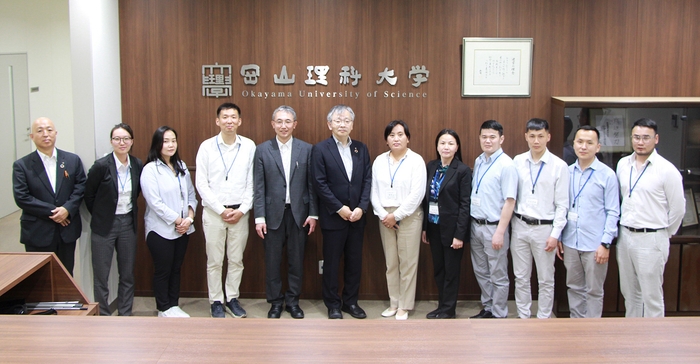 平野学長(中央)らと記念写真に納まるモンゴル研修団のメンバー