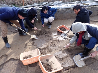 写真7 招へい研修における石神遺跡の発掘実習風景