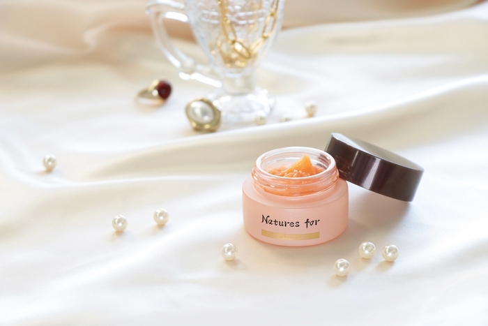 チンクエとはイタリア語で「5」の意味。『チンクエパワーマスク』の名前は、5つのパワフルな機能に着目したエイジングケアクリームからきています