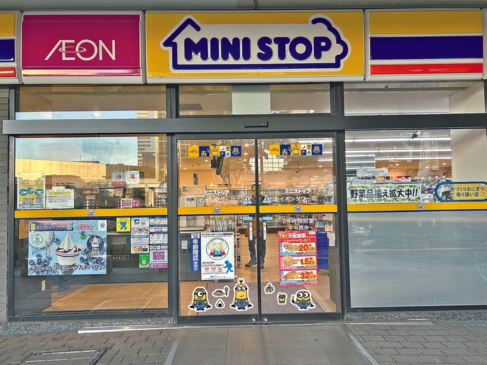 ミニオンステッカーで装飾された店舗 イメージ画像