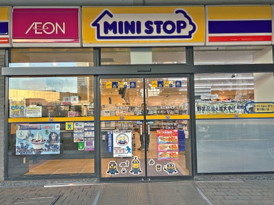 ミニオンステッカーで装飾された店舗　イメージ画像
