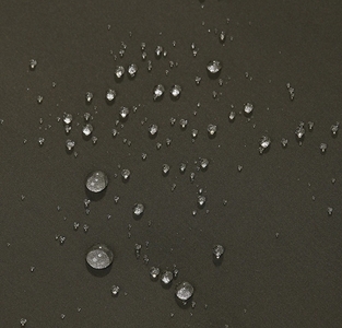 撥水生地で雨や雪の日も安心！