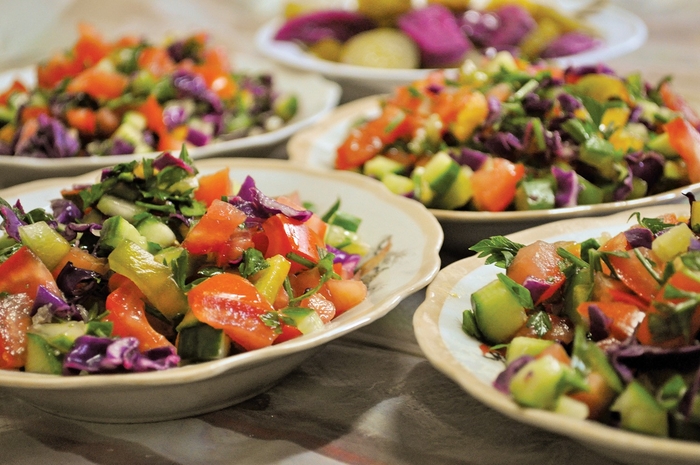 サラタ・ハドラー・マフルーマ(刻み野菜のグリーンサラダ)