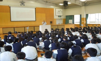 近大附属広島中学校福山校が戦後80年特別道徳授業を実施　「『福山空襲』を知っていますか？」