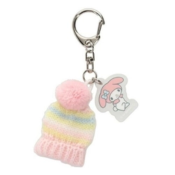 バッグやポーチに。サンリオのミニチュアニット帽チャームを付けて、普段のコーディネートにふんわり癒しをプラス。