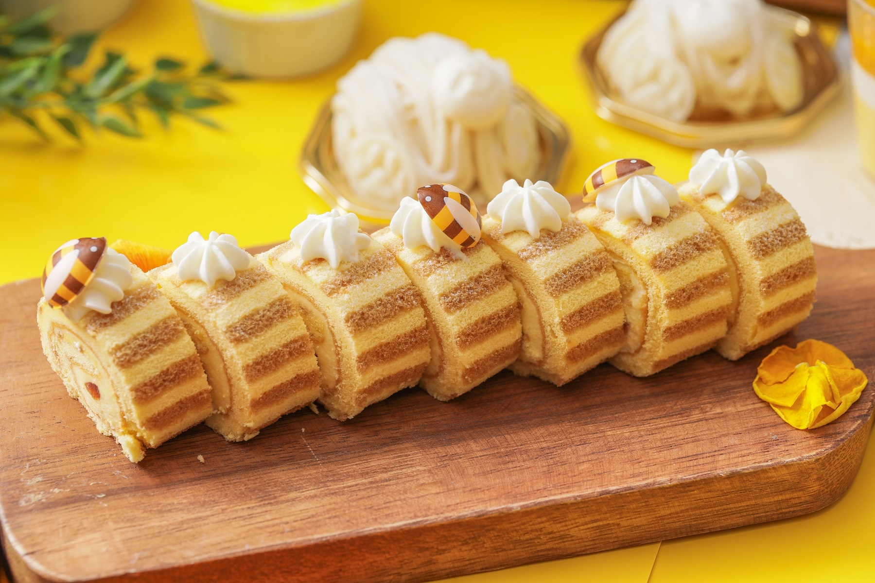 カスタードロールケーキ: キーカラーの黄色を全面に取り入れたロールケーキ。