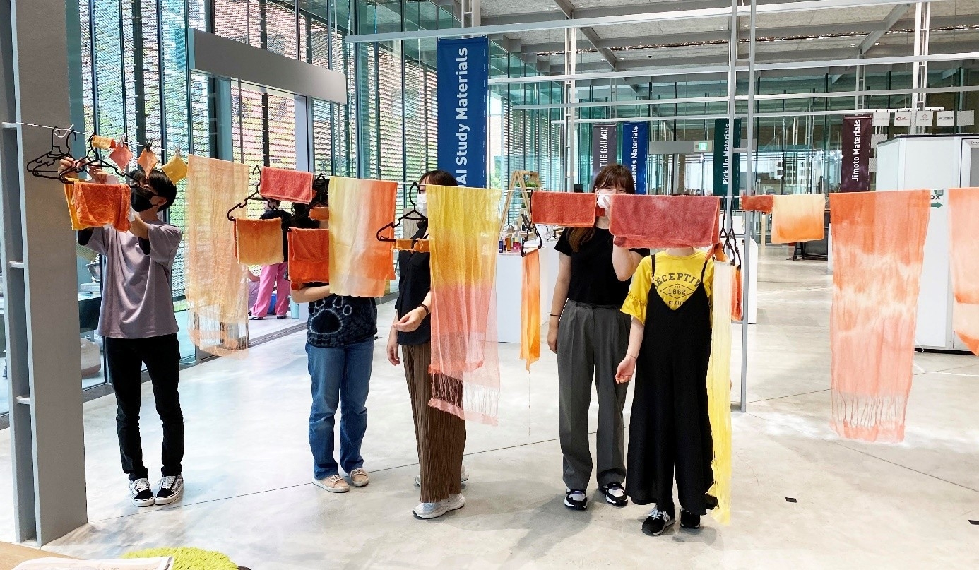 令和6年(2024年)に開催した日本茜染色ワークショップの様子