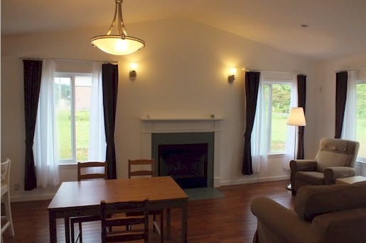 暖炉のあるリビングルーム