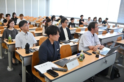 各プレゼンテーションを審査する平岩鉄工所のみなさん