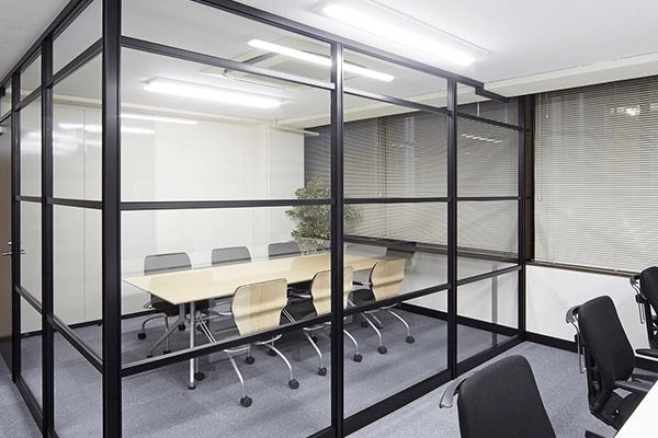 低価格・短納期・豊富なカラー展開のアルミパーテーション