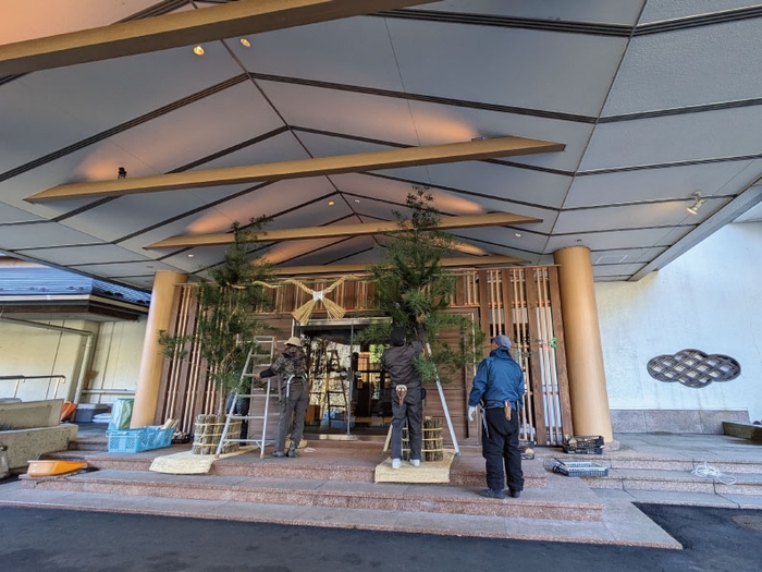 大久保庭園による仙台門松の設置の様子(昨年のゆづくしSalon一の坊エントランス)