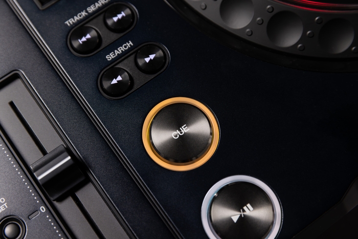 信頼性と操作性を追求したPLAY/CUEボタン