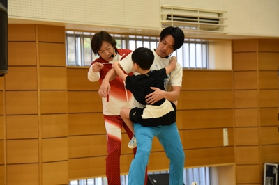 抱っこしながら体を動かす運動を紹介