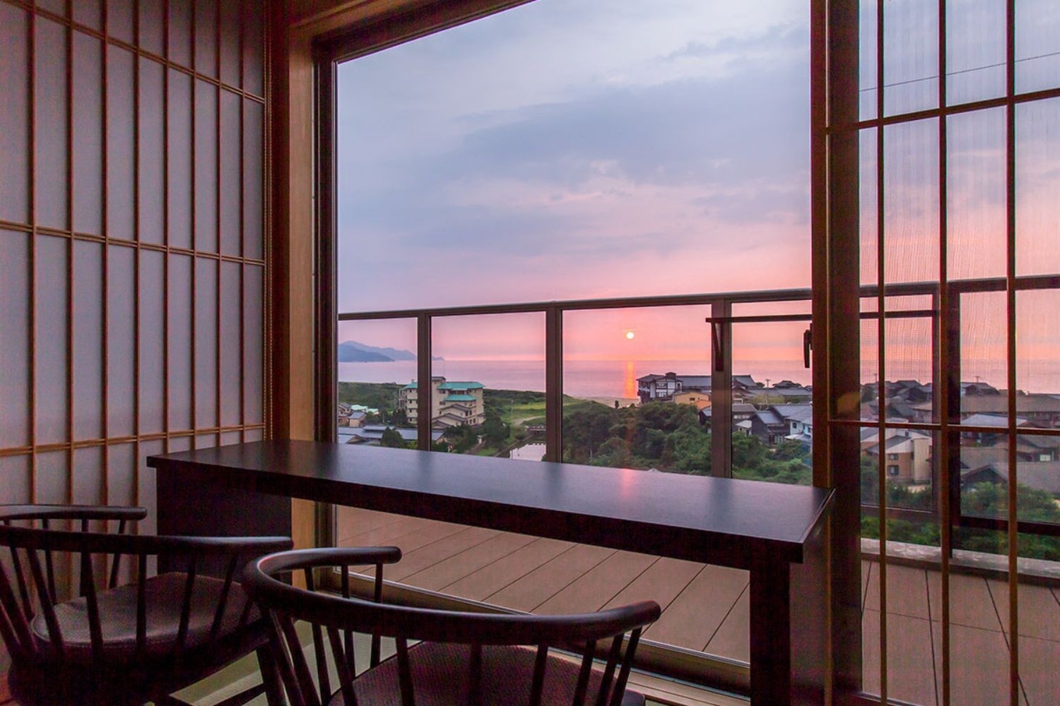 【コンセプトフロア】ビューカウンターでは美しい夕景を一望