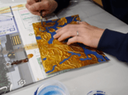 昨年のワークショップの様子 (「着色」の工程)