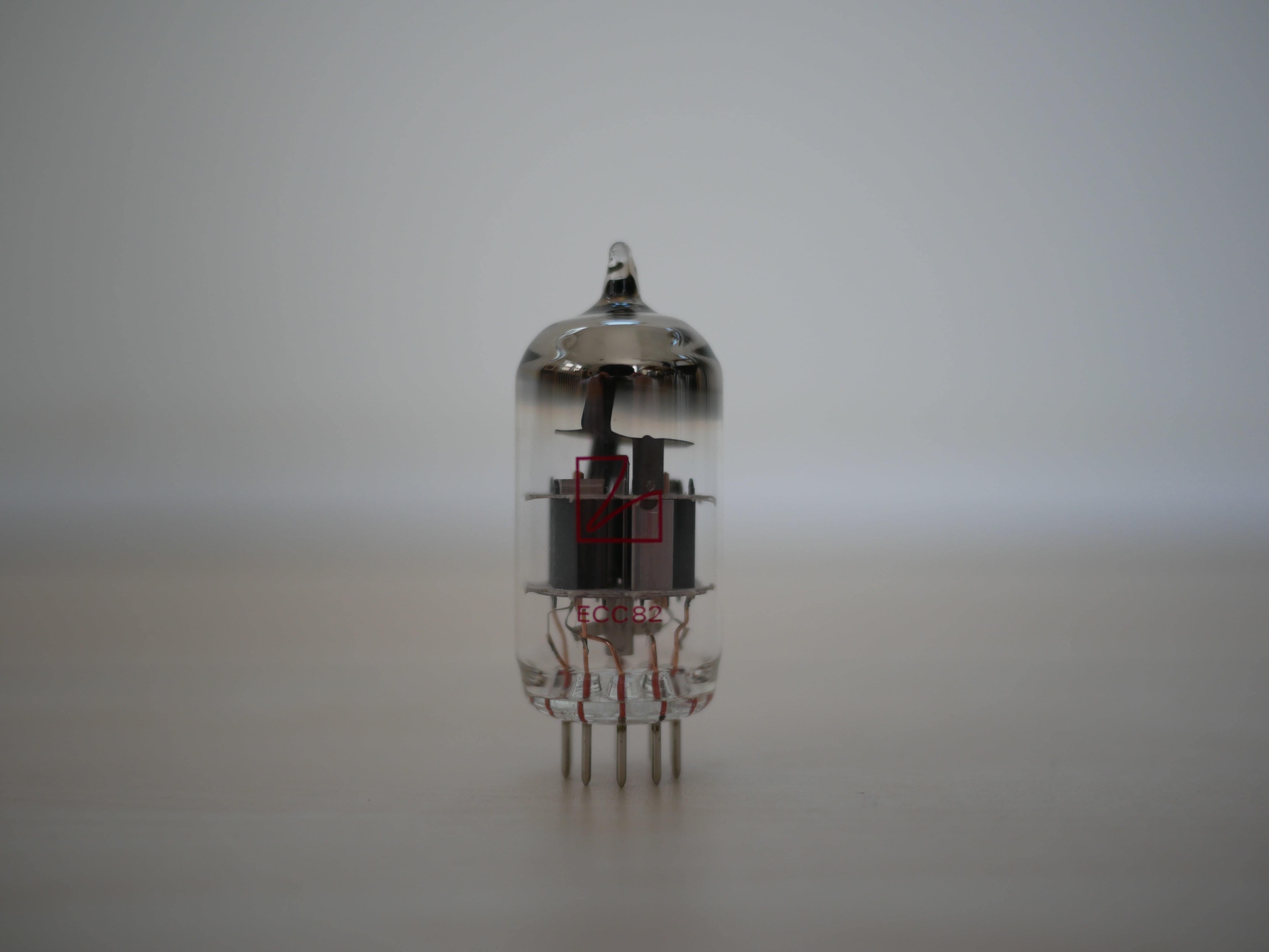 付属の真空管には、高音質を目指したJJ製の真空管 ECC82 を採用。