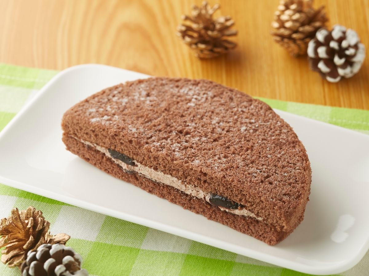 🎄心ときめくクリスマスパーティー🎄 ふわふわシフォンサンド いちごとミルクホイップのロールパン  １２月６日（火）発売