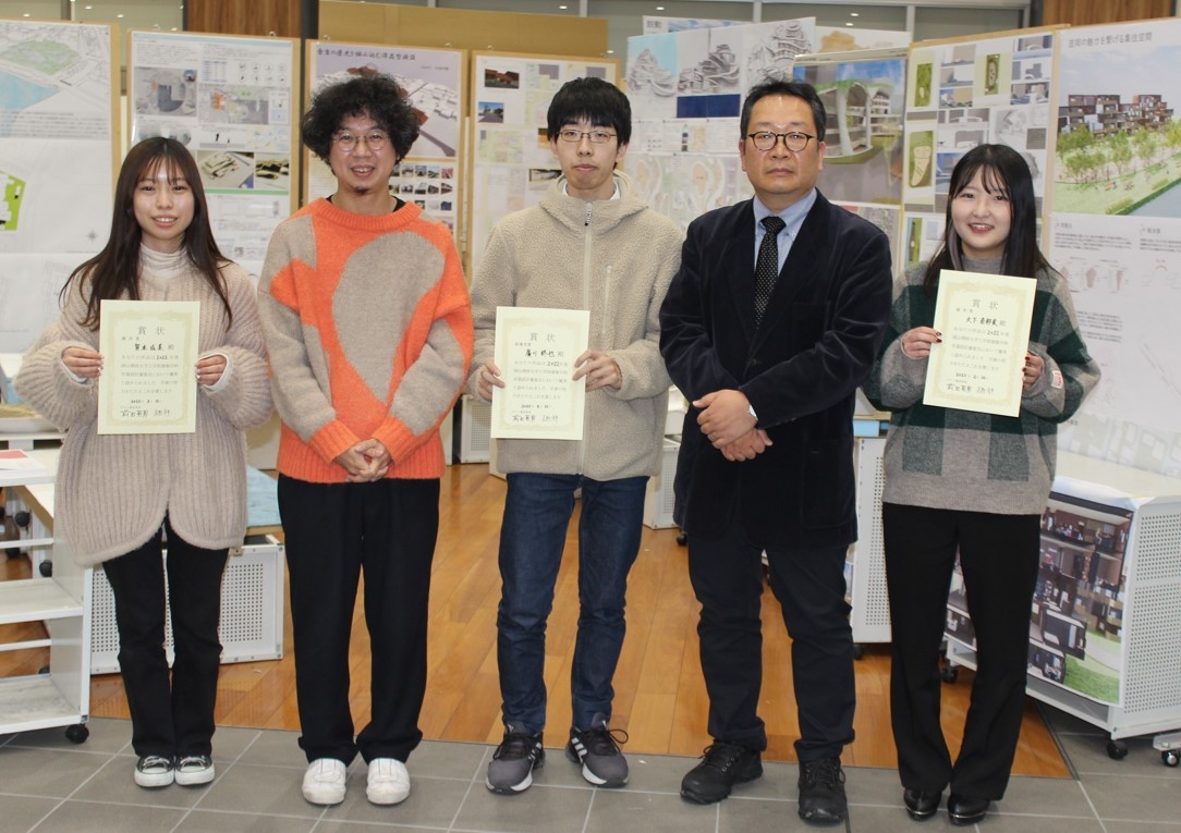 (左から)優秀賞受賞の賀本成美さん、ゲスト審査委員の高野洋平さん、最優秀賞の廣川さん、ゲスト審査委員の前田英男さん、優秀賞の大下奈那実さん