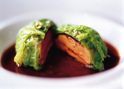 ひらまつのスペシャリテ「鴨フォアグラのキャベツ包み トリュフのジューソース」