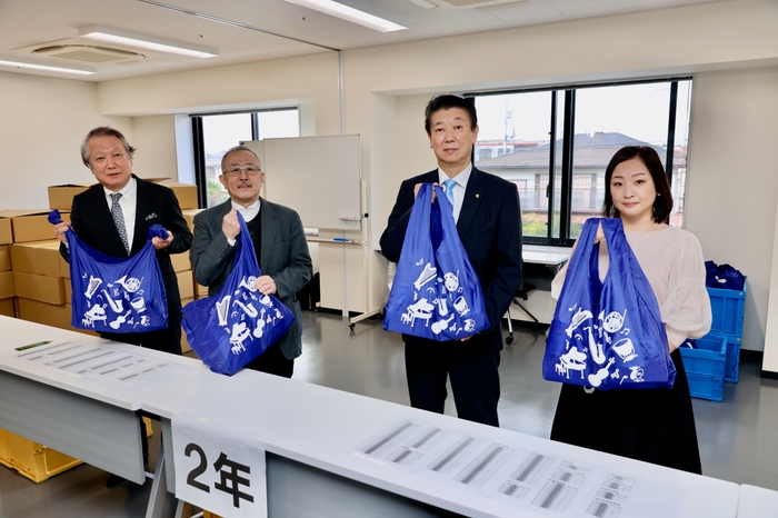 左から:学長:武田 忠善、同調会会長:山下 洋輔氏、株式会社いなげや 代表取締役社長:本杉 吉員氏、後援会会長:吉澤 和恵氏