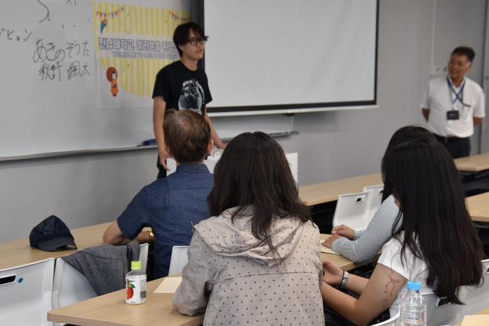 都市情報学部の学生は英語で自己紹介