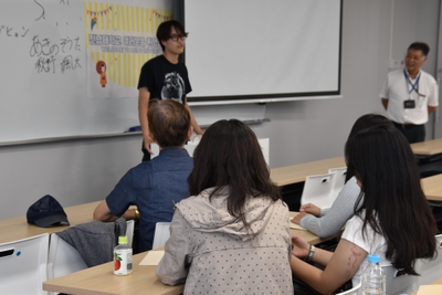 都市情報学部の学生は英語で自己紹介