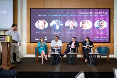 写真：パネリスト左から、商船三井の熊桜氏、ウィルヘルムセンのナクル・マルフォトラ氏、シナジー・マリン・グループのアンドリュー・ホード氏、インマルサット・マリタイムのオードラ・ドラブローズ氏