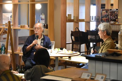 ランチ中にも浅井社長（左）と加藤教授の対談