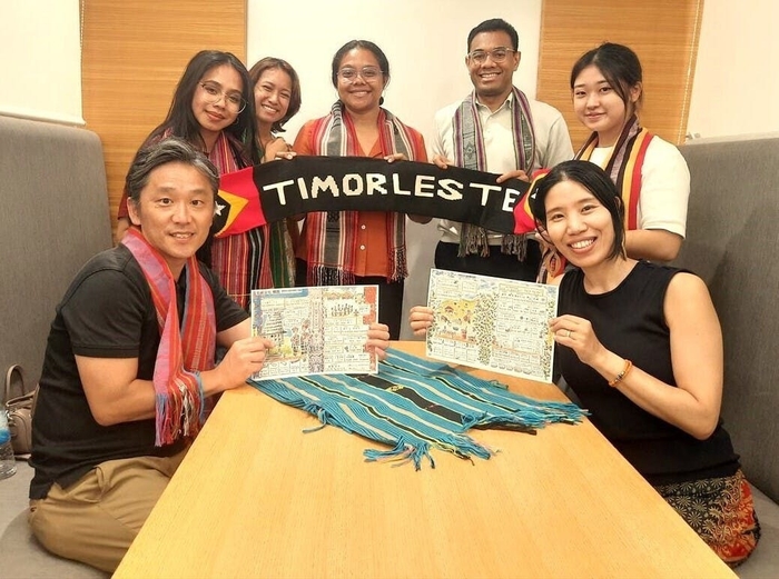 試食会に参加した在日東ティモール人留学生とゆびさしチーム(前列左が内野 雅彦、前列右が著者の高久 直子)