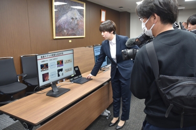 メディアの取材に応じる堀田研究室の院生