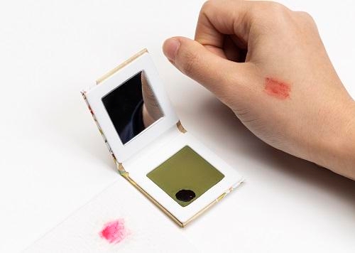 【図2】筆者が所有する紅板(中央)。紅板は現在でも購入することができる。 紙にぬった紅(左)と肌にぬった紅(右)。