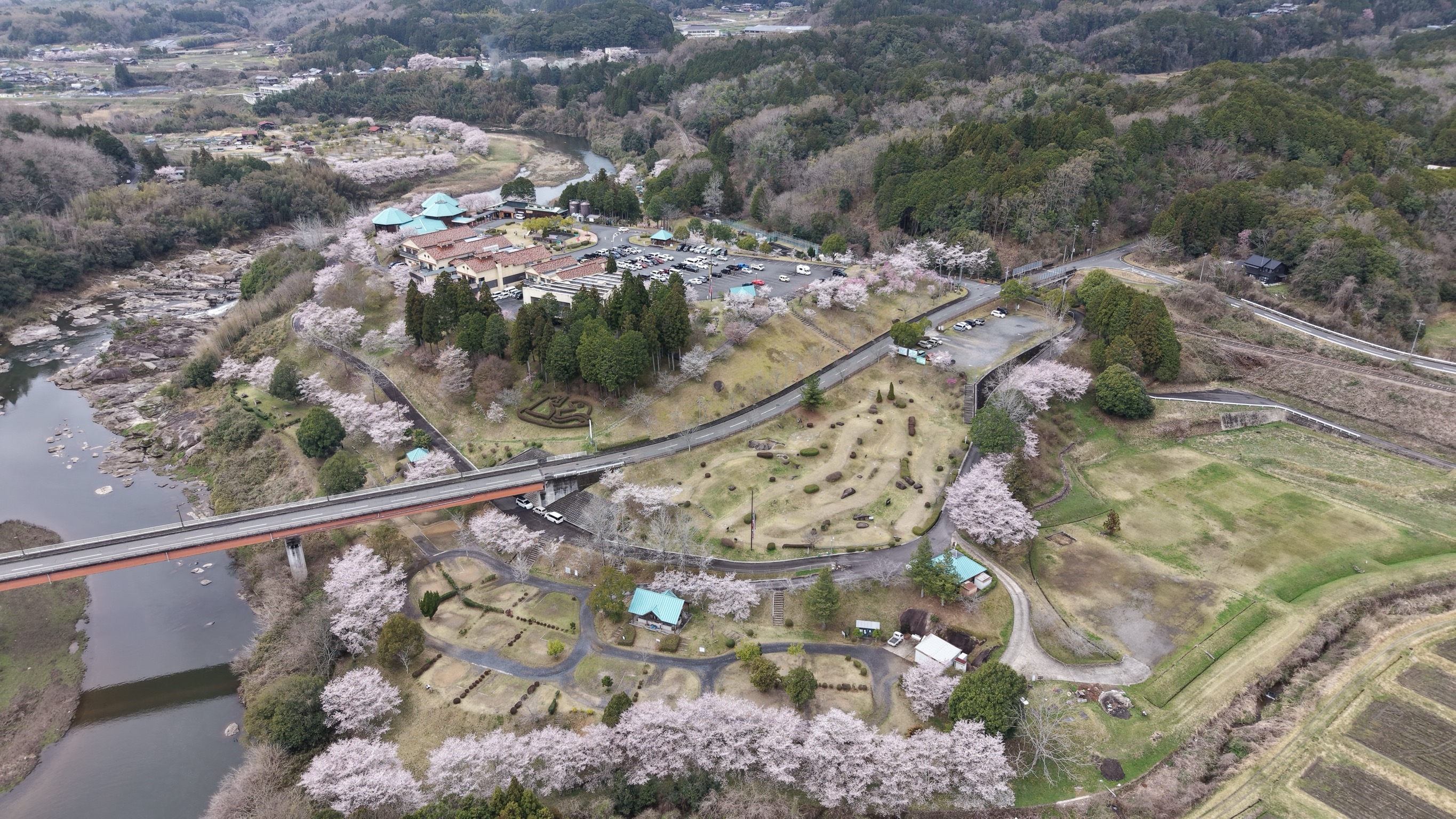 伊賀市の西の玄関口　『島ヶ原温泉やぶっちゃ』
3人制バスケットコート完成！・5/6(水)第1回「やぶっちゃ市」開催！
