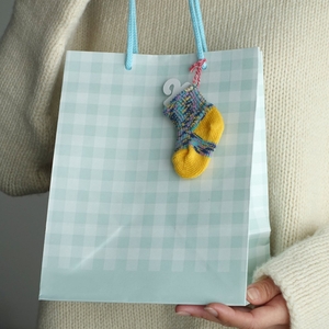 紐が付いており、紙袋などに結んで渡すことができます