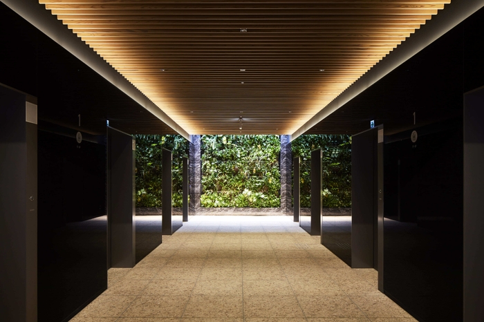 インテリアには植栽や天然木材を採用(1階 エレベーターホール)