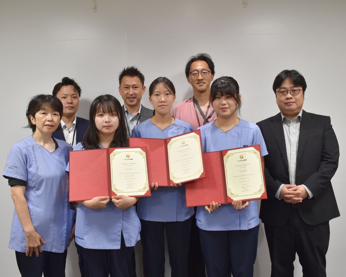 研修修了式での集合写真。台湾からの研修生3名が修了証書を手に記念撮影