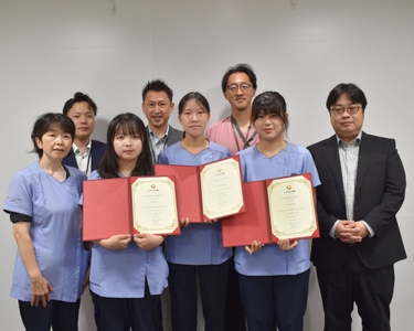 研修修了式での集合写真。台湾からの研修生3名が修了証書を手に記念撮影