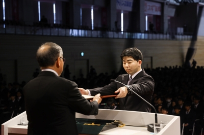 ２部の修士課程修了生代表の倉田智康さん
