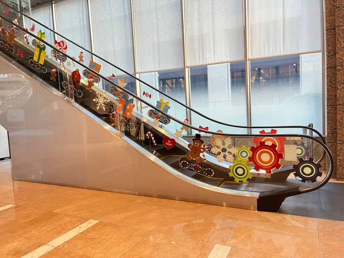 フロント(4階)へのエスカレーター