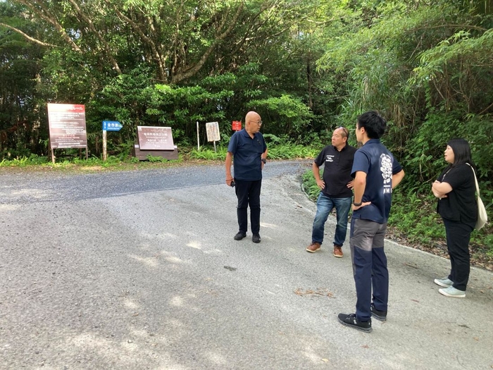 アマミノクロウサギが反応する周波数を確認中の辻特担教授(中央)ら(昨年8月)